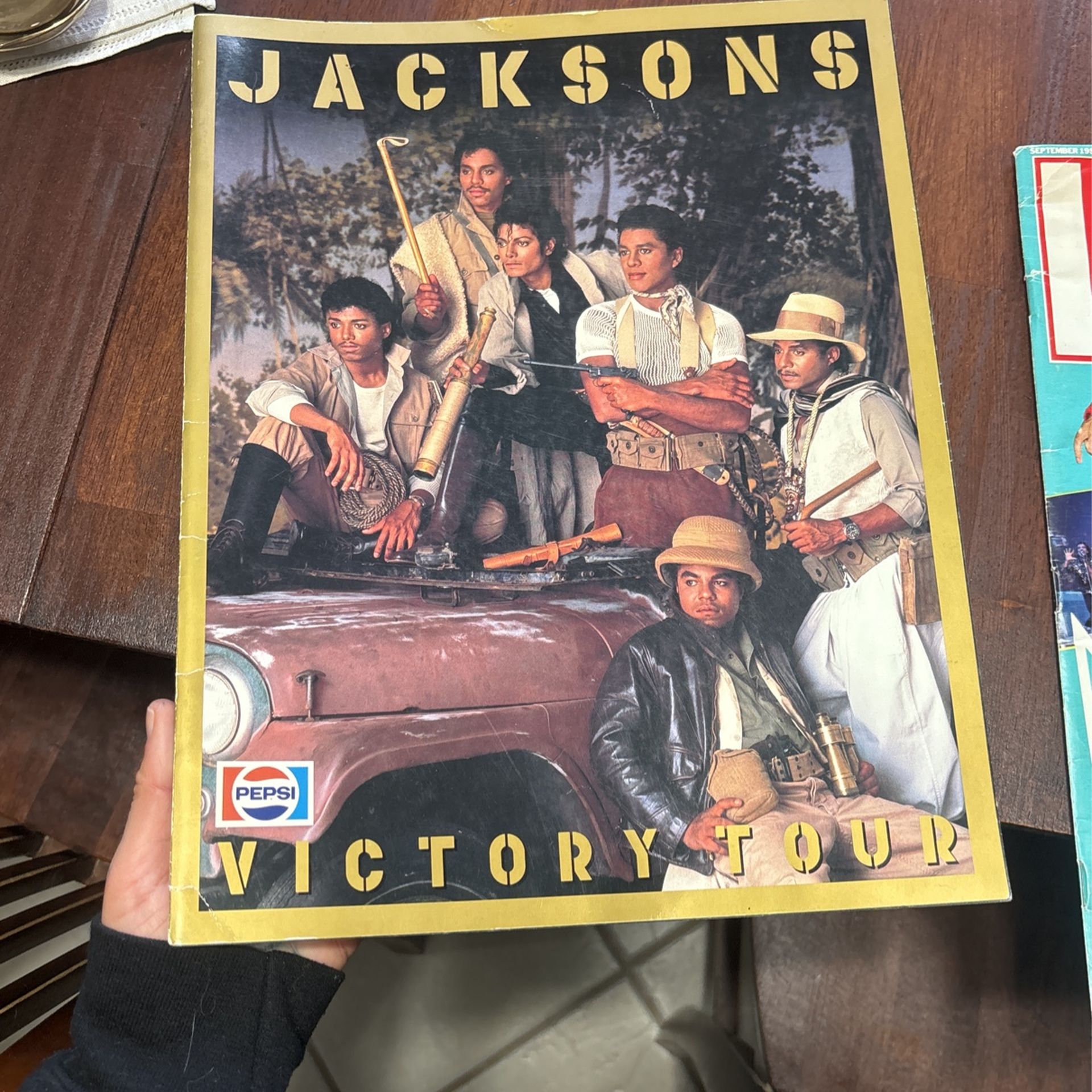 Original Jackson’s 1984 Victory Tour Book Lots Of Bts Photos