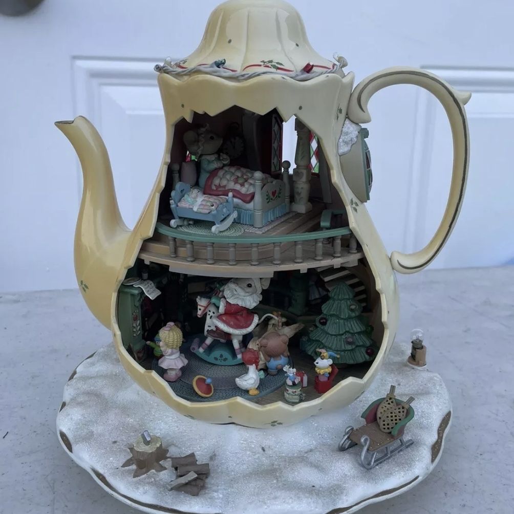 Rare Enesco Holiday Bungalow Musical Christmas Teapot Let