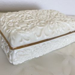 🌿 Vintage porcelain ornate trinket box