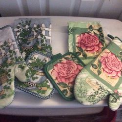 Kitchen Towels Sets  New  Each Set $15.00  One Pink Roses, One Garden Set. 4 Pieces In Each Set 