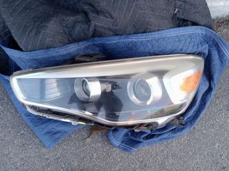 2014-2016 Kia Cadenza headlights xenon hid with all the accessories and lights bulbs OEM.