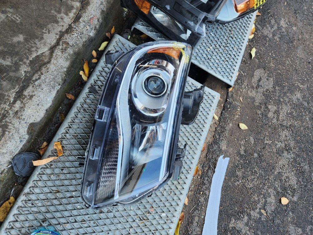 2019 Chevy Colorado right headlight