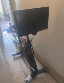 Peloton PLTN-RB1VO 2nd Generation Touchscreen Bike good condition