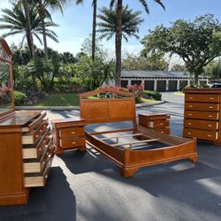 BEAUTIFUL SET QUEEN REAL WOOD / DRESSER W MIRROR / CHEST & TWO NIGHTSTAND - BY LY FURNITURE - EXCELLENT CONDITION - Delivery Available