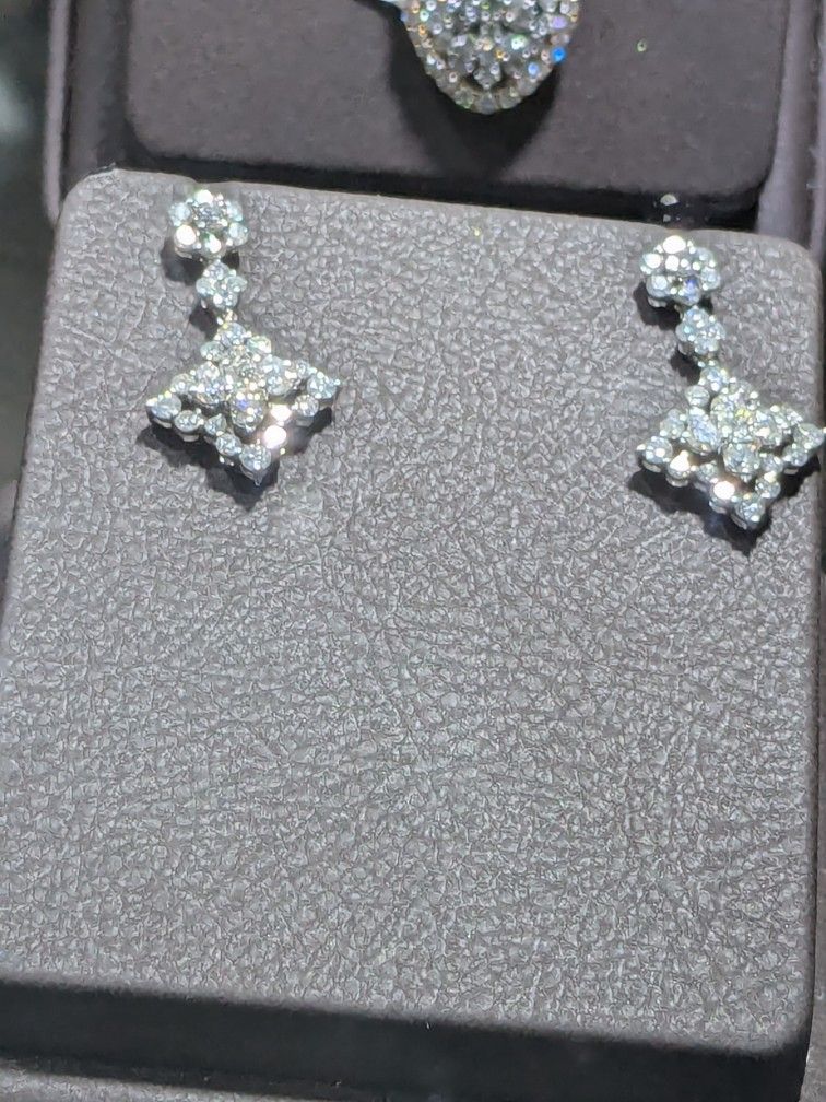 18k gold
2.69 ct diamonds natural