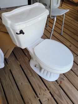 Toilets. Used Out Of A Nice Home. 2 Of Them/ Set Or Individual.. Obo