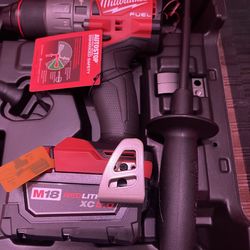Milwaukee m18 4gen kit impact driver hammer drill (2)5.0ah batteries charger and hard case