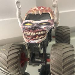 Monster Jam Zombie Monster Truck Diecast Vehicle 1:24 Moving Arms