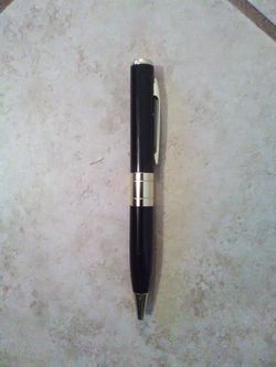 Pluma con cámara de vídeo y fotografia