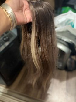 New high-quality synthetic wig, ash blonde with golden highlights, 20 inches long.