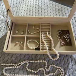 Lot of pearl jewelry w/jewelry box