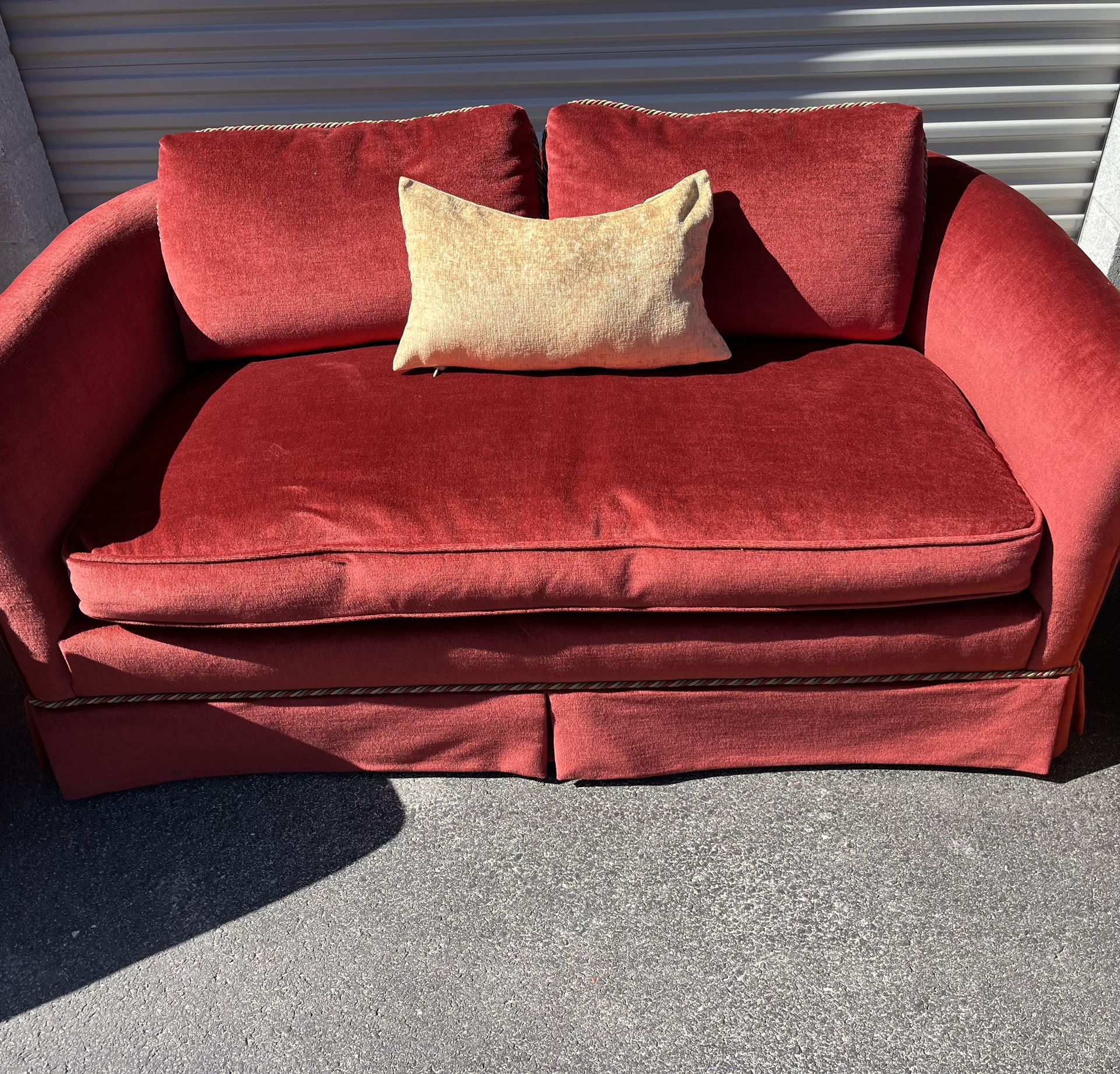 😍ELEGANT NICE WINE RED LOVESEAT⭐️DELIVERY AVAILABLE 🚚