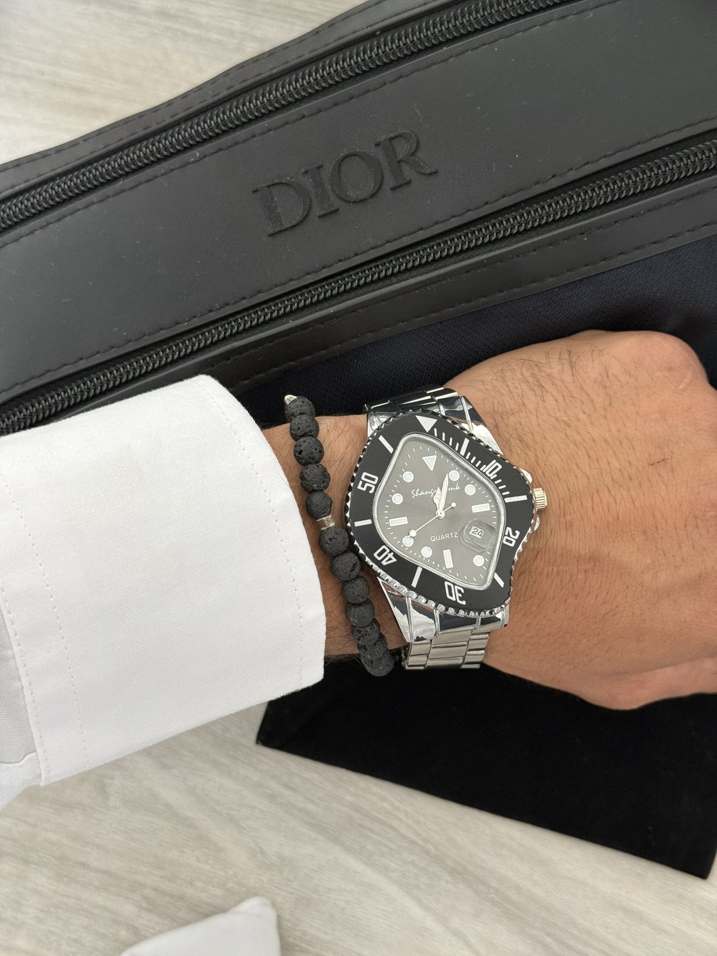 Elegant Men’s Watch – Black Dial, Unique and Stylish Design!