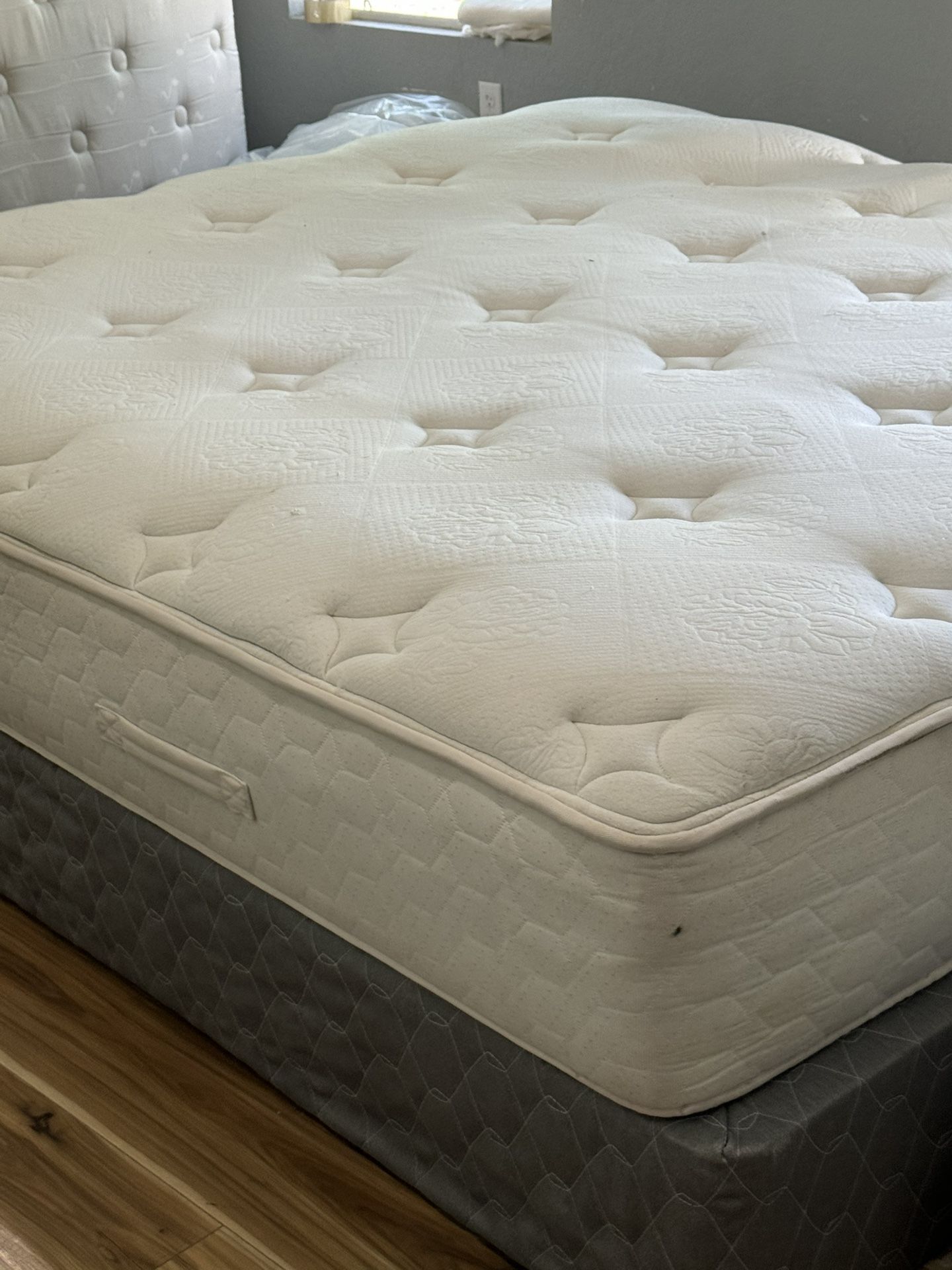 USED KING SIZE SEALY POSTUREPEDIC MATTRESS ONLY