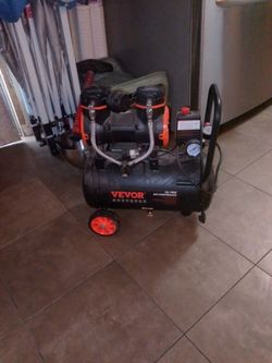 The VEVOR model 2-900F18 is a portable, ultra-quiet, oil-free air compressor (No Hose)