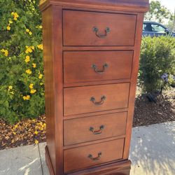 5 Drawer Wood Dresser Chest of Drawers Vanity Furniture Great Condition 