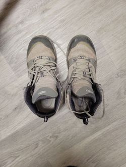Size 9 Keen women's hiking shoes
