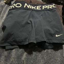 Nike Pro Size M
