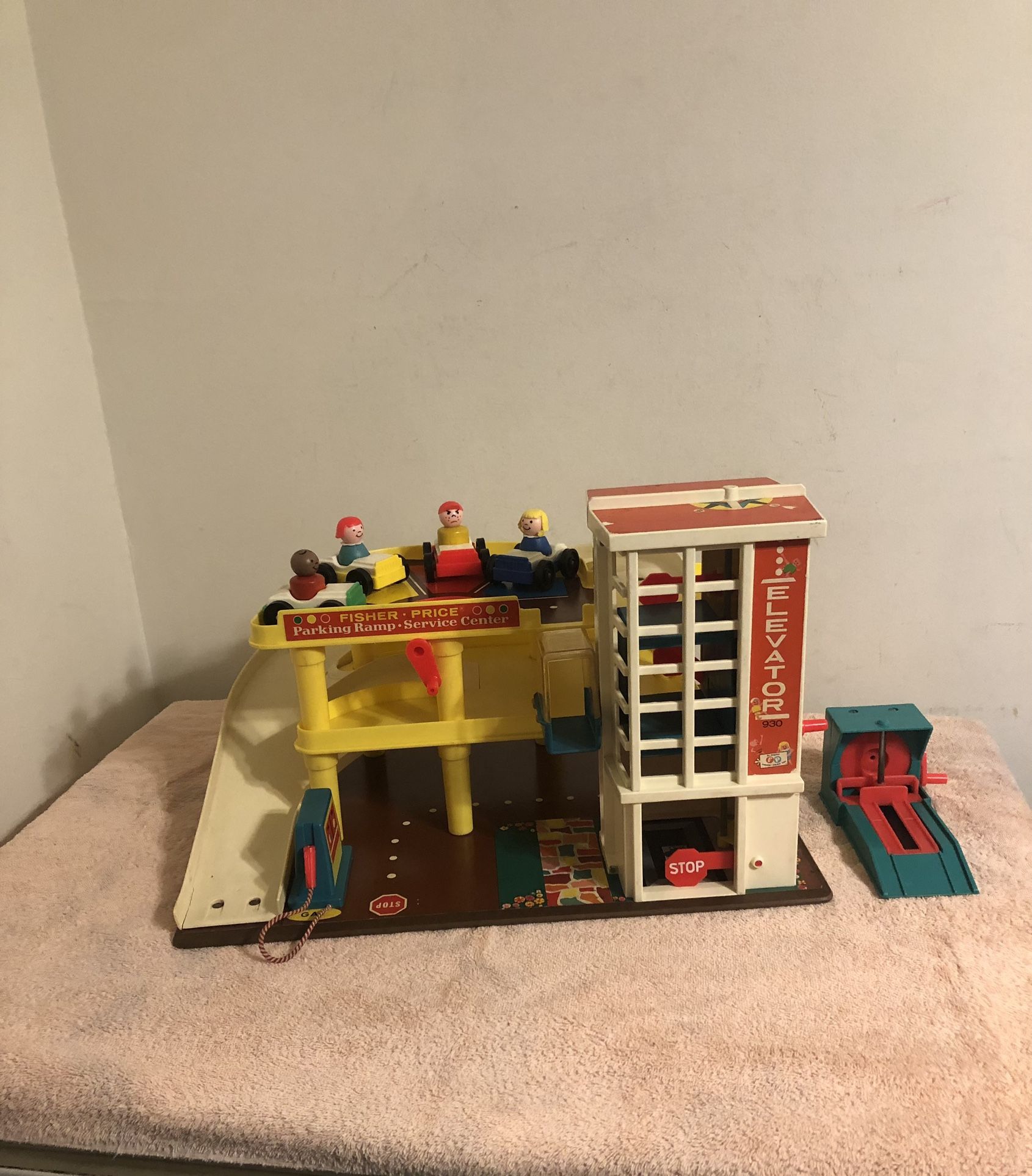 Vintage 1970 Fisher Price Little People Action Garage #930 Complete