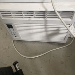 Window Air Conditioner GE 250-sq ft Window Air Conditioner (115-Volt; 6000-BTU) Item #: 840470 Model #: AKQ06LZ