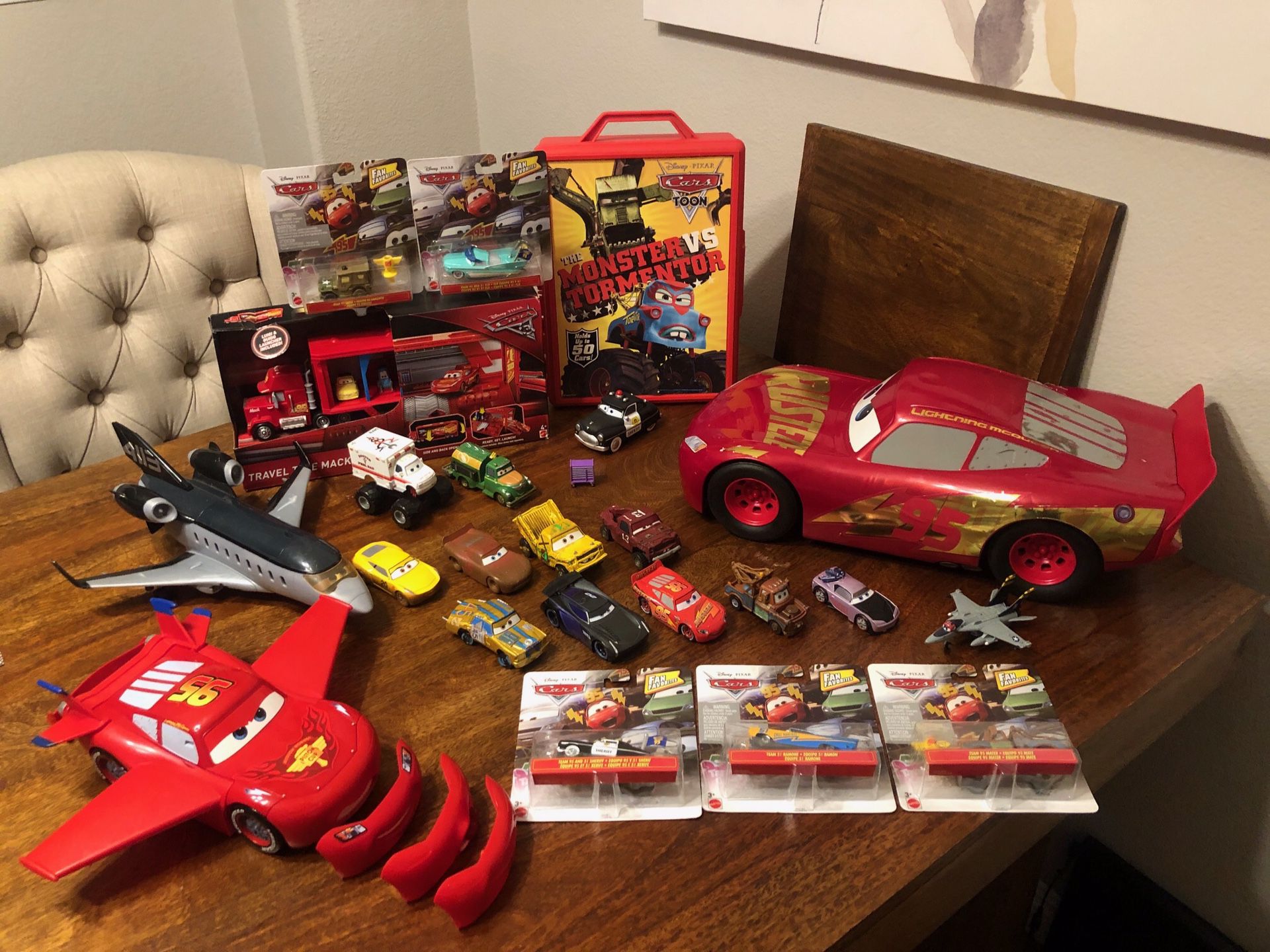 Disney Pixar Cars Lighting McQueen new and use toys awesome collection scale 1:45 good condition big car make sounds