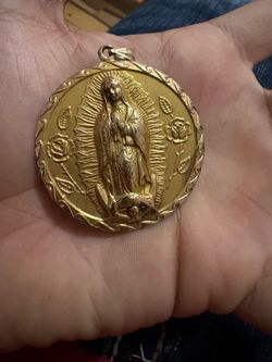 Gold pendant