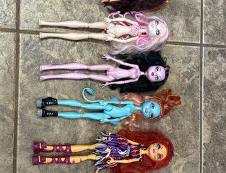7 Monster High dolls