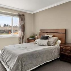 Unique Beautiful Queen Bedroom Set W/2 Nightstands