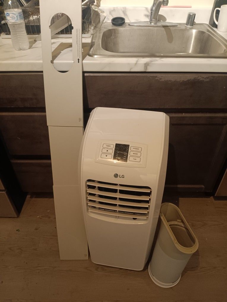 8,000 BTU'S PORTABLE AC UNIT WITH WINDOW KIT .