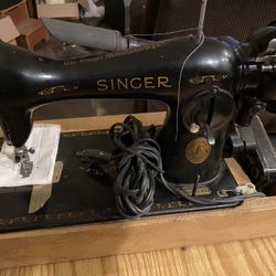Singer 15  1942  With Case 