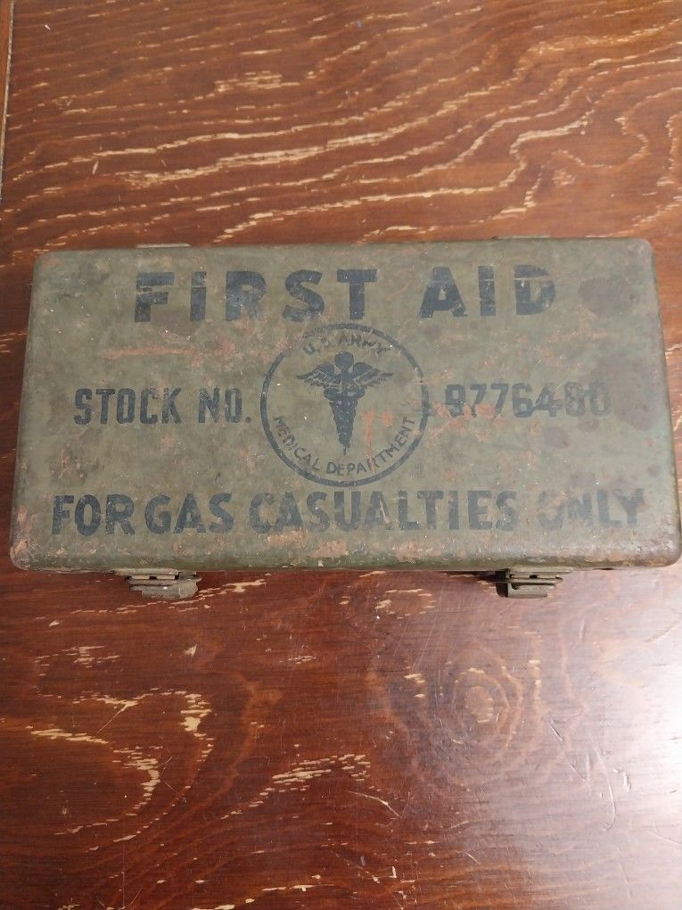 Original US WWII /Korean War Era(Gas Casualties Unit First Aid Kit)Item No.(contact info removed)