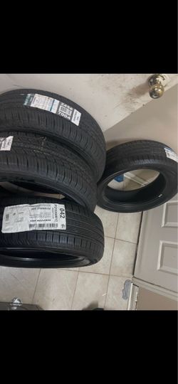 215/60/17 : Set of 4  brand new tires