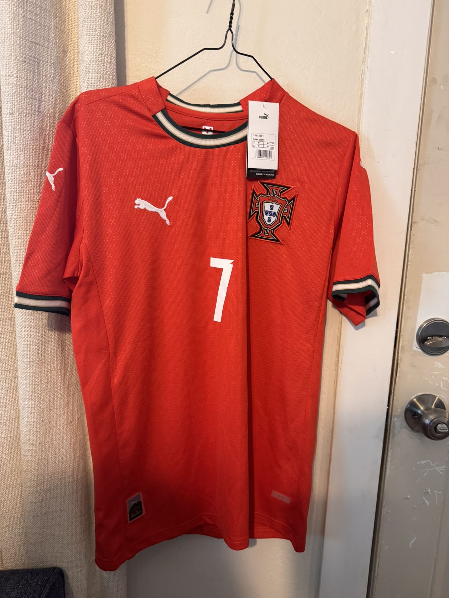 Jersey BOUGHT IN PORTUGAL /Men’s medium Ronaldo jersey / Comes With Tags And Puma Bag It Came With From The Store / Never Worn/ Taken Out Of Bag 4 Pic