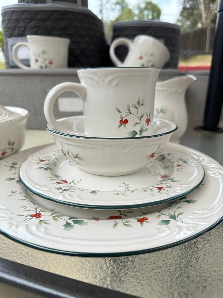 Winterberry Christmas Porcelains Pfaltzgraff Dinnerware