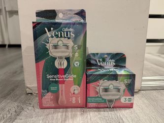 Gillette Venus SensitiveGlide Aloe Bloom Razor Bundle