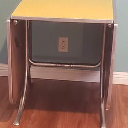 FORMICA Table And Chairs 100 OBO