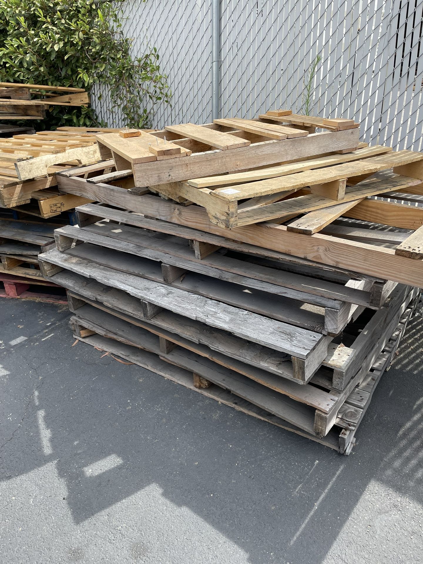 (FREE) Pallets