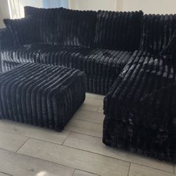   New.  Seccional With Ottoman   Mid Night  Fluffy 