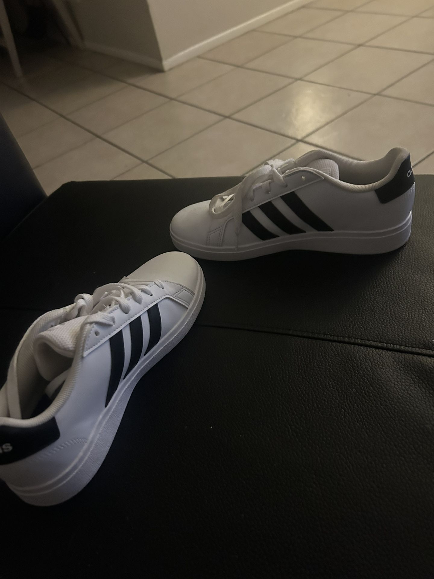 White Adidas, tennis 👟 