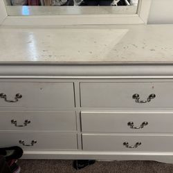 Dresser With Mirror 