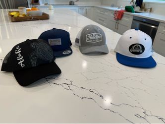 Lot of 4 new hats (adjustable in size)