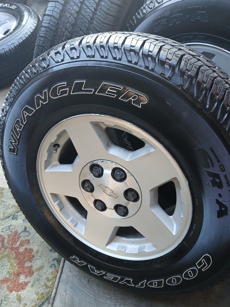 GOODYEAR WRANGLER TIRES LLANTAS NUEVAS  255-75-17  PARA TAHOE SILVERADO SUBURBAN 