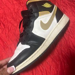 selling jordan 1s!!