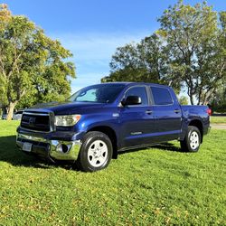 2011 Toyota tundra 5.7 v8 low miles