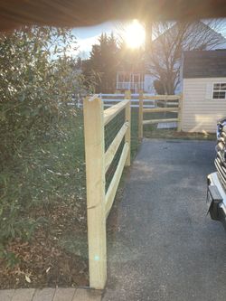 Split fence with mesh wire