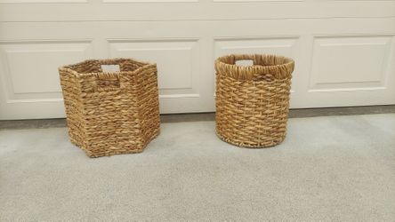 2 straw Baskets