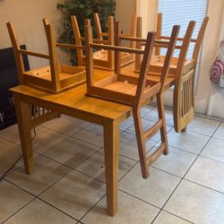 Dining Room Table & Chairs 