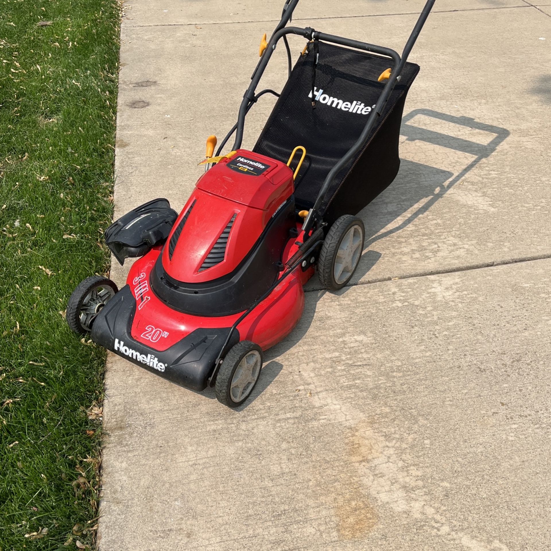 Homelite Lawn Mower 3 In 1 Cordless 24v 20” for Sale in Schaumburg, IL