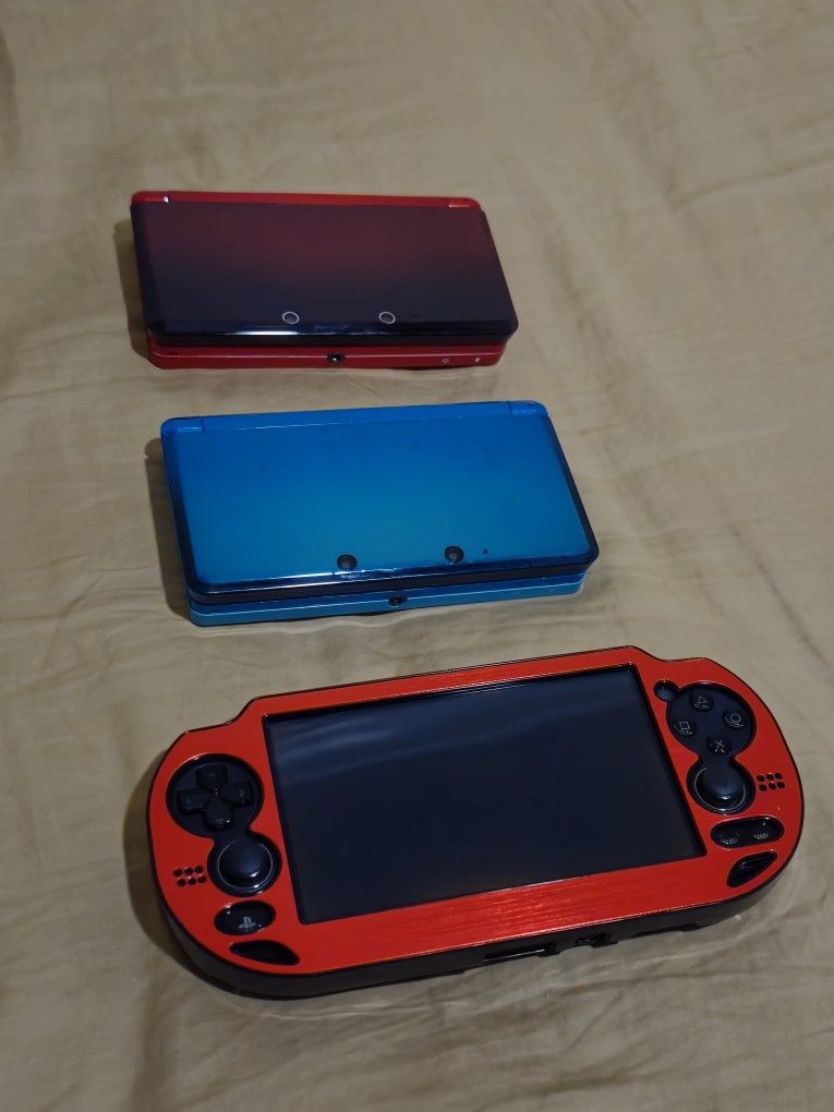2 Nintendo 3ds + 1 PS Vita 128gb + Meta quest 2 trade for Steam deck oled or Asus Rog Ally.