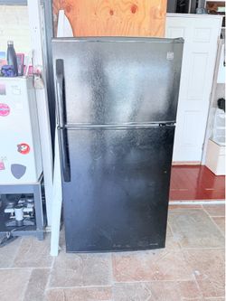 Clean 21 cu. ft. Daewoo Black Top-Freezer Refrigerator